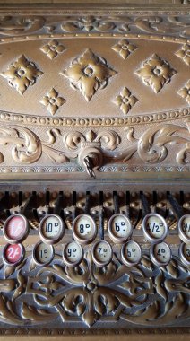 Düğmeleri ve metalik süslemeleri olan eski kutu