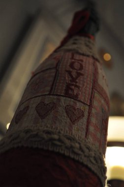 Sevgililer günü için kalpler ve aşk mektuplarıyla süslü bir şişe.