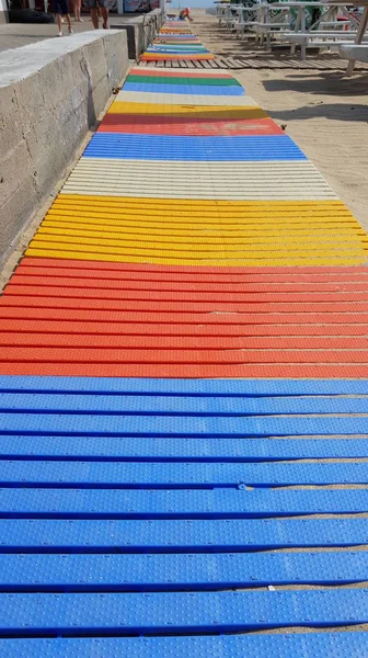 Jasna Ścieżka Plaży Kolorowych Plastikowych Desek — Zdjęcie stockowe