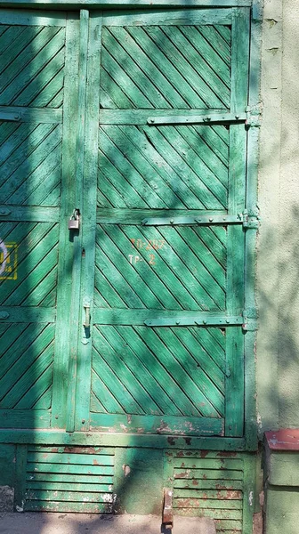 Stare Brudne Zielone Drewniane Drzwi Kłódką — Zdjęcie stockowe