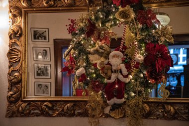 Berlin / Almanya - 12: 14 2018: Kış tatili için oda dekorasyonu.