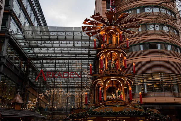 Feira Natal Europa Carrossel Natividade Tradicional Frente Edifício Moderno Com — Fotografia de Stock