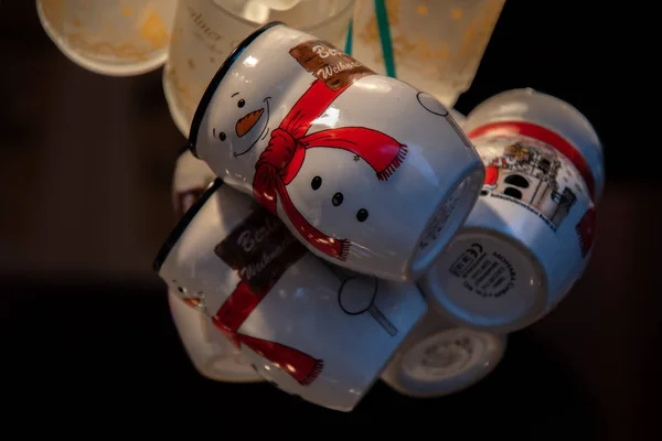 Рождественский Рынок Европе Чашка Чая Форме Белого Рождественского Снеговика Шарфе — стоковое фото