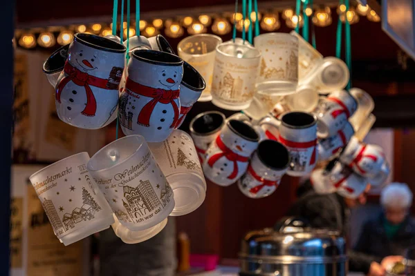 Рождественский Рынок Европе Прозрачные Стеклянные Чашки Белые Керамические Кружки Форме — стоковое фото