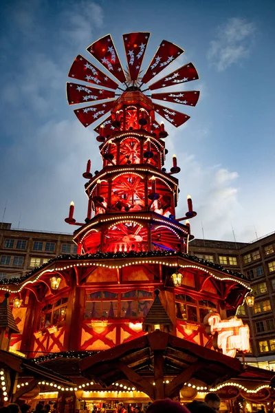 Marché Noël Traditionnel Europe Carrousel Nativité Catholique Avec Illumination Rouge — Photo