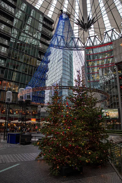 Berlín Německo 2018 Jehličnaté Vánoční Stromky Červenými Zlatými Vánočními Míčky — Stock fotografie