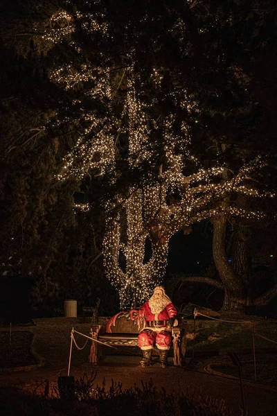 Noel Baba Nın Geleneksel Kırmızı Kostümlü Heykelinin Olduğu Kış Tatili — Stok fotoğraf