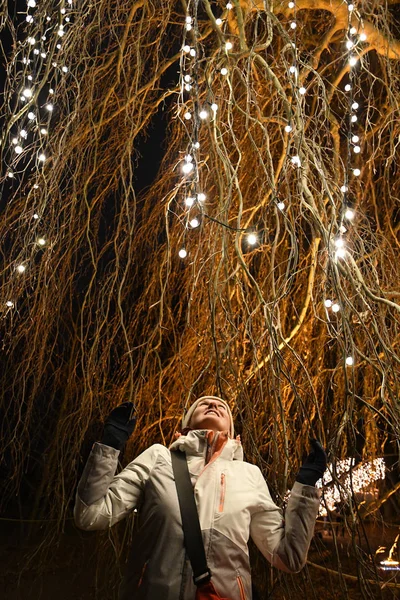 Büyük Söğüt Ağacının Dallarının Altında Asılı Genç Bir Kadın Gece — Stok fotoğraf