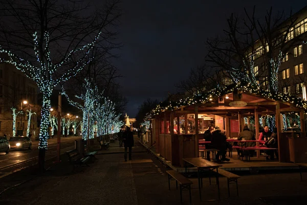Alley Outdoor Christmas Food Court Illuminated Trees Shining Darkness Night — 스톡 사진