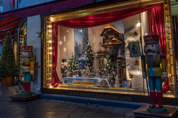 Gorgeous Showcase Handmade Christmas Ornaments Shop Traditional Christmas Decorations Nutcracker — 스톡 사진