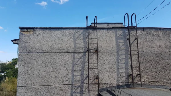 Τσιμεντοκονία Ξεπερασμένο Τοίχο Του Παλιού Κτιρίου Μπλε Φόντο Ουρανό Rooftop — Φωτογραφία Αρχείου