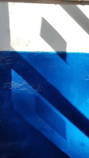 Ζωντανό Χρώμα Μπλε Βαμμένη Επιφάνεια Τοίχου Διαγώνιες Σκιές Άνισο Στρώμα — Φωτογραφία Αρχείου