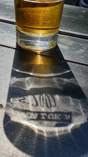 Helles Sonnenlicht Scheint Durch Halb Leeres Glas Mit Goldenem Bier — Stockfoto