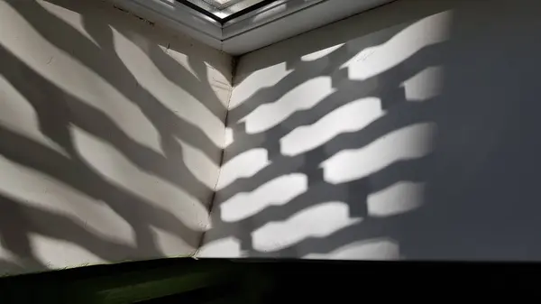 창틀의 표면에 모양으로 무늬가 그림자의 광선검으로 창문을 보호하는 모노크롬 추상화 — 스톡 사진