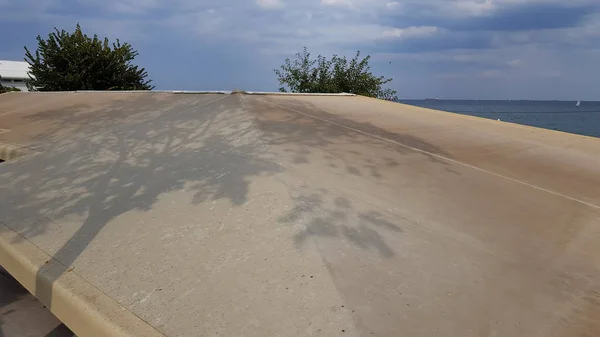 Vista Costeira Pôr Sol Com Sombras Ramos Árvores Folhagem Céu — Fotografia de Stock