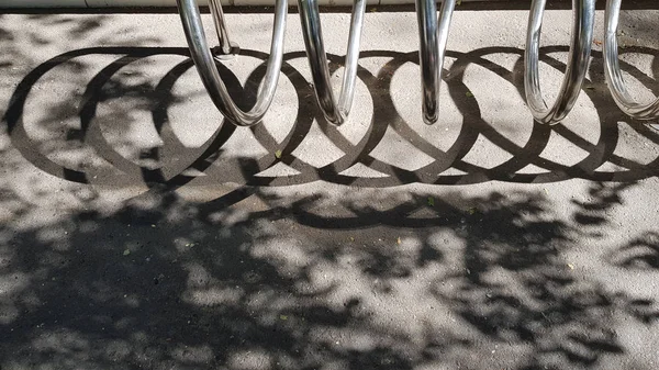 Metal Dalgalı Bisiklet Park Ekipmanının Sarmal Gölgelerini Süsleyin Ağaçların Yaprak — Stok fotoğraf