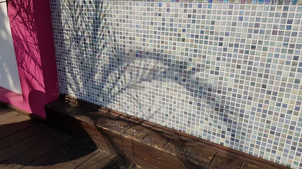 Régi Fapadló Díszítő Mozaik Csempézett Fal Árnyékokkal Pálmafáról Mintázott Árnyék — Stock Fotó
