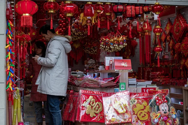 Shanghai China 2019 Hombre Dentro Puesto Souvenirs Orientales Mercado Callejero —  Fotos de Stock