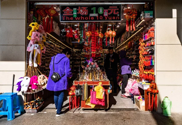 Unrecognizable Woman Purple Fake Fur Coat Oriental Souvenir Stall Street — Stock Photo, Image
