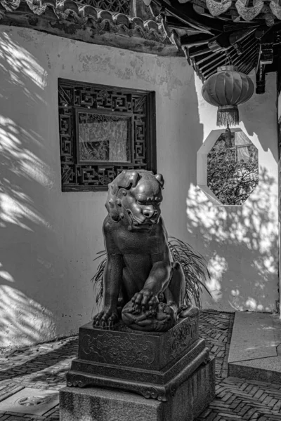 Foto Blanco Negro Antigua Estatua León Estilo Oriental Detalles Escultóricos —  Fotos de Stock