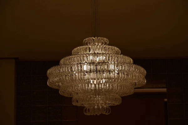 Lustre Dans Chambre Superbe Lustre Avec Tentures Verre Scintillant Sur — Photo