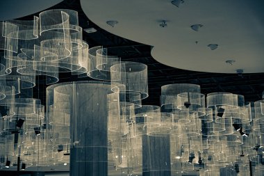 Kıvrımlı şeffaf asma ve tavan altında kolye ışıklarının Grunge soyut arka planı. Geleceğin iç dekorasyonları. Beyaz daire şeklinde lambalar. Geometrik arkaplan.