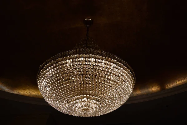 精美的吊灯从闪闪发光的菱形吊灯看起来像珠宝 漂亮的吊灯挂在天花板上 维多利亚风格的灯 豪华室内照明 带有复制空间的备份 — 图库照片