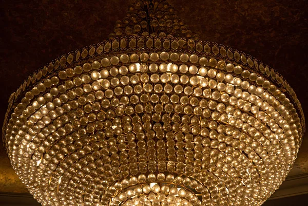 Ljuskrona Templet Lyxig Glänsande Konsistens Cirkelrader Diamantformade Glaspärlor Närbild Glamour — Stockfoto