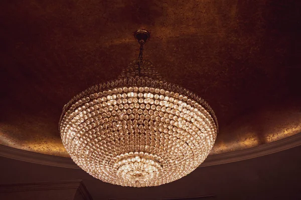 Lustre Élégant Doré Brillant Décoré Avec Des Pendentifs Forme Diamant — Photo