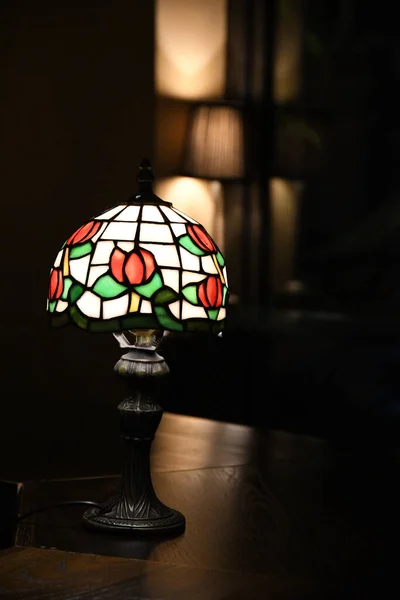 Stained Glass Lampshade Floral Pattern Closeup Dark Blurred Background Shiny — Stock Photo, Image