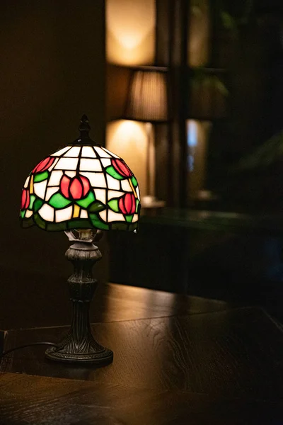 Antica Lampada Tavolo Con Paralume Vetro Colorato Primo Piano Sfondo — Foto Stock