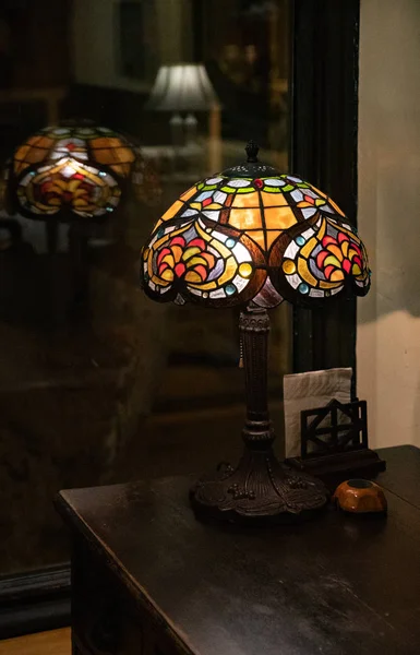 古色古香的台灯 玻璃灯罩在黑暗模糊的背景下 闪烁着圆顶形状的马赛克灯 老式台灯 用彩色玻璃制成 灯罩华丽华丽 — 图库照片