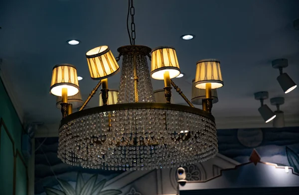 Sanghaj Kína 2019 Lámpa Éjjel Retro Stílusú Csillár Sárga Lámpaernyőkkel — Stock Fotó