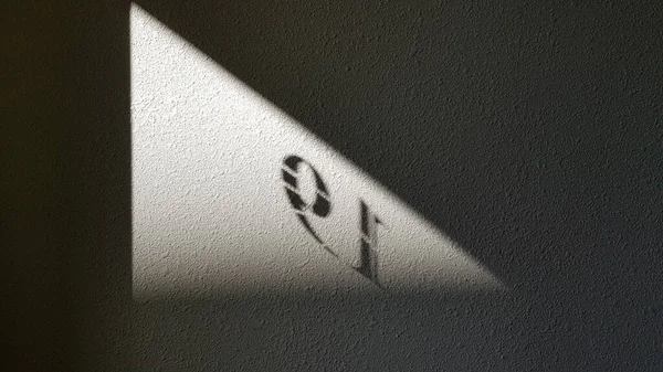 Dreiecksform Schatten Von Hellem Sonnenlicht Das Durch Fenster Mit Nummer — Stockfoto