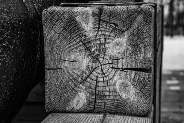 正方形横梁上粗糙木制纹理的黑白照片 灰色阴影下的硬木背景 — 图库照片