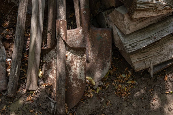 Gamla Rostiga Metallspadar Och Smutsiga Träplankor Staplade Marken Gården Grunge — Stockfoto