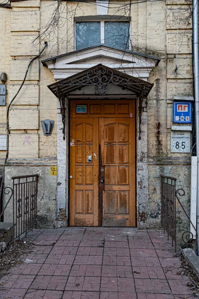 Antike Verzierte Metallveranda Und Gealterte Holztür Ziegelsteinmauer Architektonische Details Des — Stockfoto