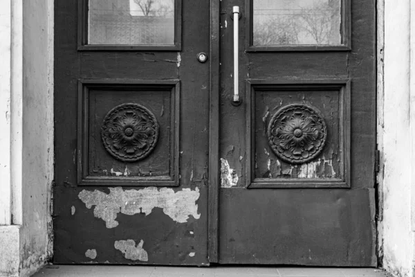 Foto Preto Branco Elementos Fretwork Arquitetônico Porta Velha Com Tinta — Fotografia de Stock