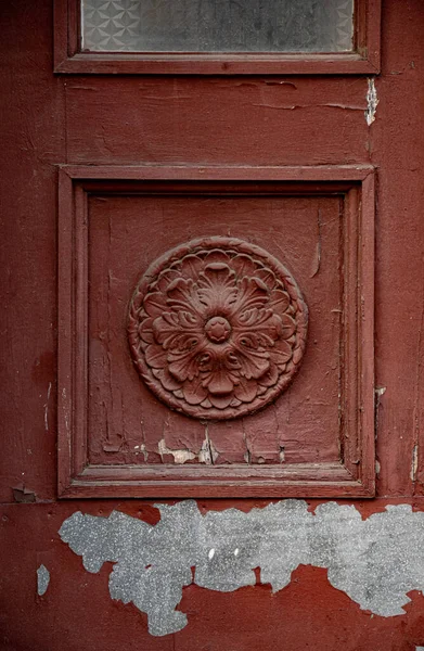 Architektoniczny Element Fretwork Czerwone Malowane Drewniane Drzwi Płatków Farby Rozeta — Zdjęcie stockowe
