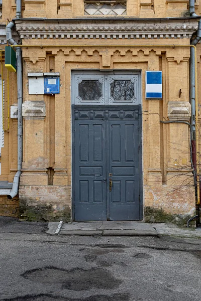 Желтая Кирпичная Стена Исторического Здания Городе Киеве Старая Серая Покрашенная — стоковое фото