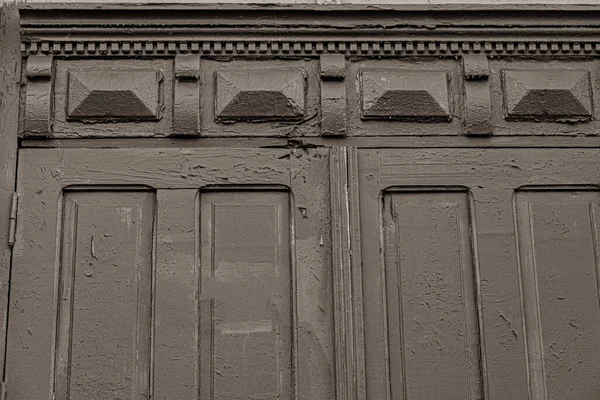 Сепия Тонизировала Фотографию Декоративного Ласкового Рисунка Старой Деревянной Двери Отшелушивающей — стоковое фото