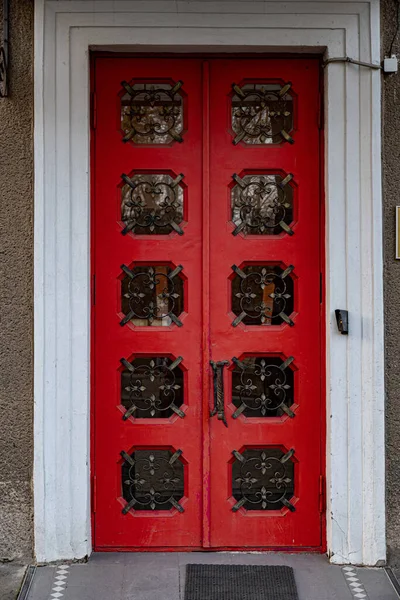 Porta Madeira Estilo Retro Porta Dupla Vermelha Ornamentada Com Linhas — Fotografia de Stock