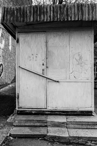 Черно Белое Фото Старого Ларька Обувной Мастерской Закрытой Дверью Решетчатой — стоковое фото
