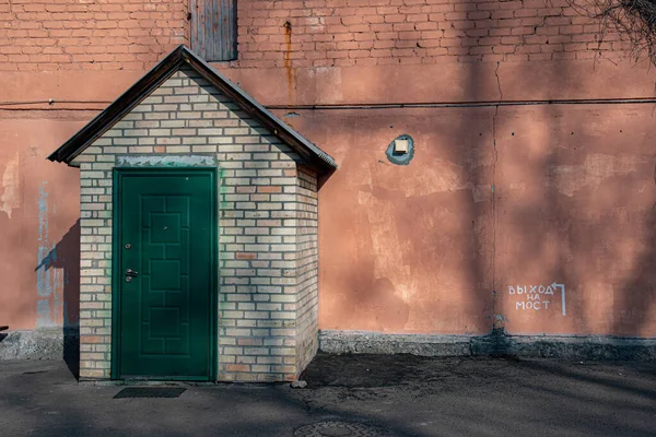 Dunkelgrüne Tür Und Dreieckiges Dach Der Veranda Retro Gebäude Mit — Stockfoto