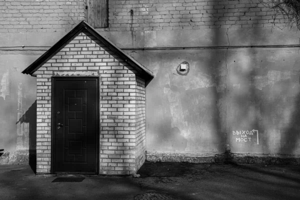 흰색으로 시멘트 공간을 배경으로 고정식 건물에 현관의 출입구와 삼각형 모양의 — 스톡 사진