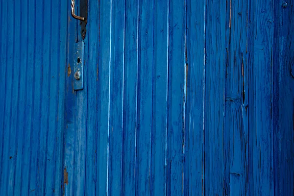 Текстура Выветриваемых Проблемных Деревянных Досок Старой Голубой Двери Ржавой Ручкой — стоковое фото