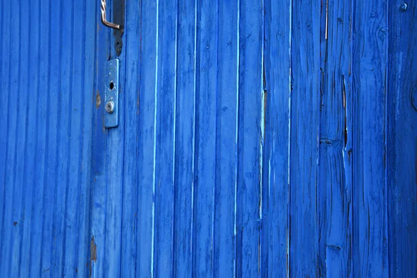 Крупный План Проблемной Деревянной Текстуры Старой Голубой Двери Ржавой Ручкой — стоковое фото
