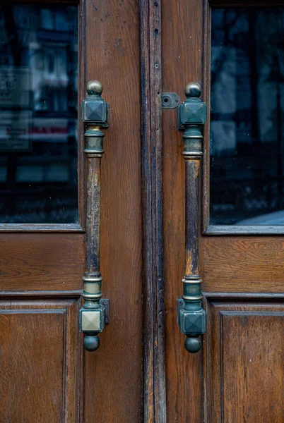 Винтажные Декоративные Металлические Дверные Ручки Выдержанных Деревянных Двойных Дверей Европейском — стоковое фото