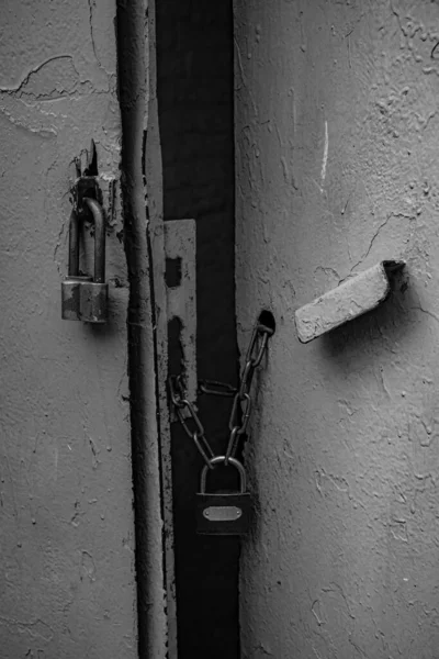 Foto Blanco Negro Candados Retro Sobre Cadenas Oxidadas Cerradas Puertas —  Fotos de Stock