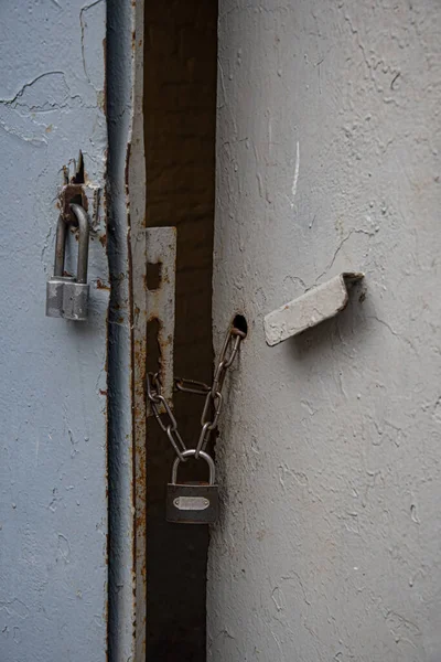 Primer Plano Candados Retro Sobre Cadenas Oxidadas Cerradas Antiguas Puertas —  Fotos de Stock